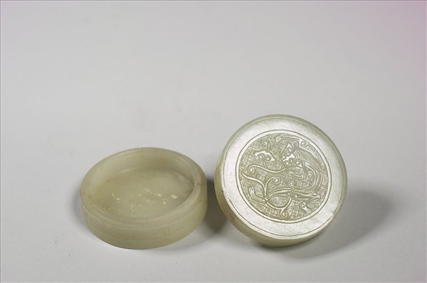 玉螭紋圓盒