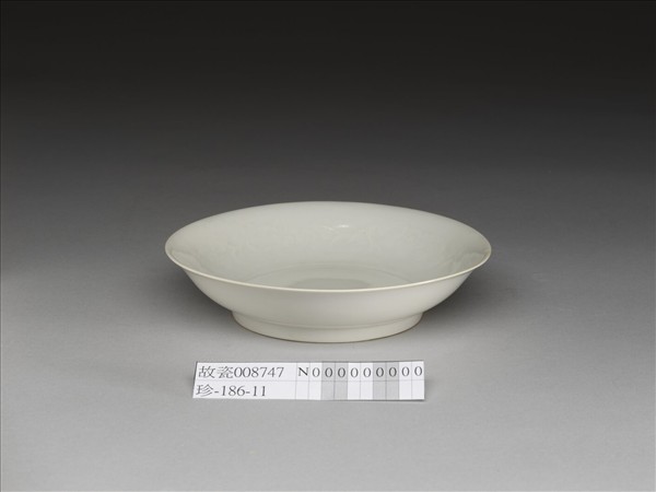 甜白釉暗花花卉紋碟