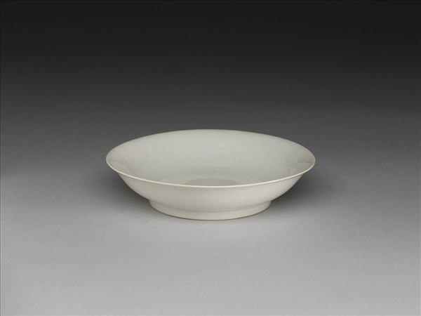 甜白釉暗花花卉紋碟