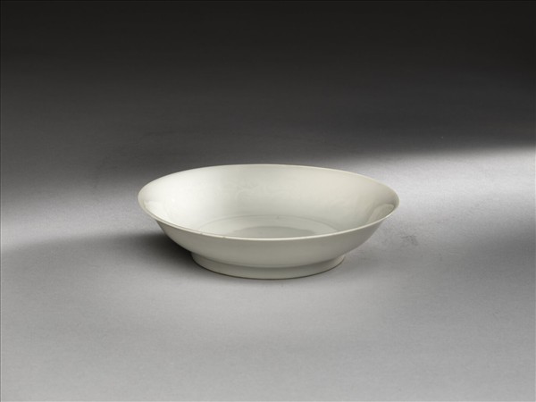 甜白釉暗花花卉紋碟