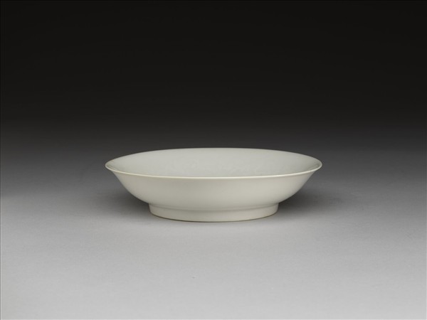 甜白釉暗花花卉紋碟