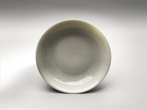 甜白釉暗花花卉紋碟