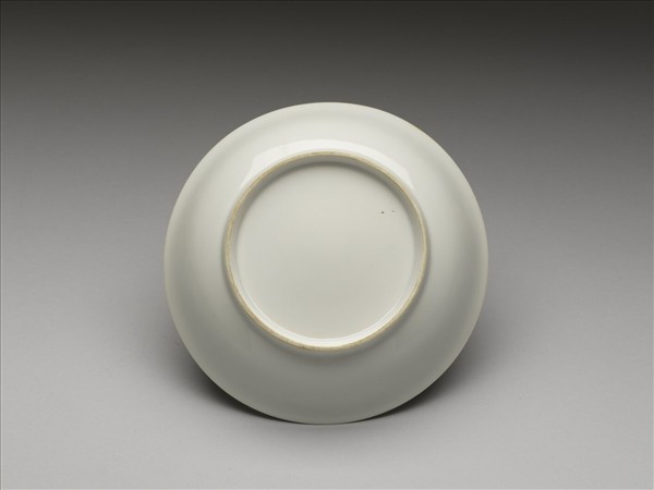 甜白釉暗花花卉紋碟