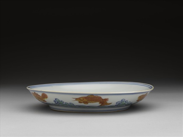 青花加彩魚紋盤