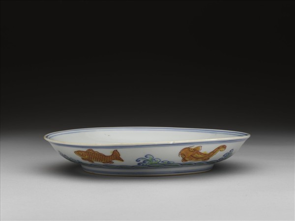 青花加彩魚紋盤