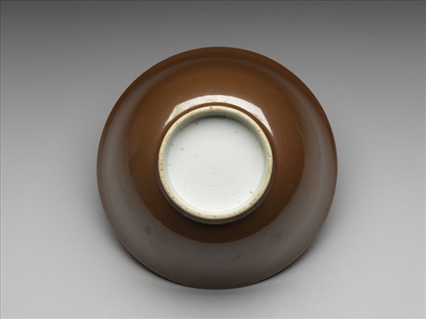 紫金釉暗花雙龍紋碗