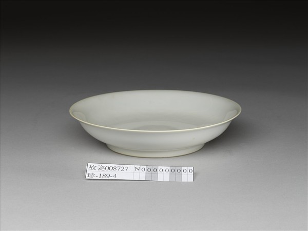 甜白釉雲鳳紋盤