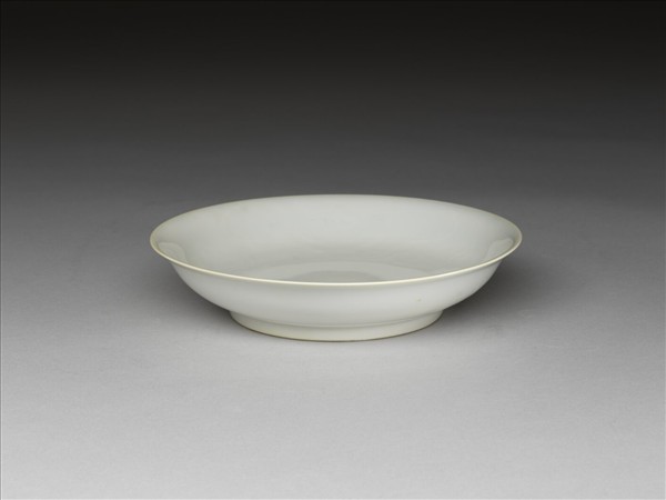 甜白釉雲鳳紋盤