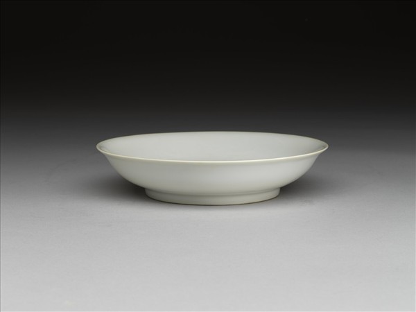 甜白釉雲鳳紋盤