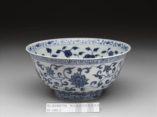 青花纏枝花卉紋碗