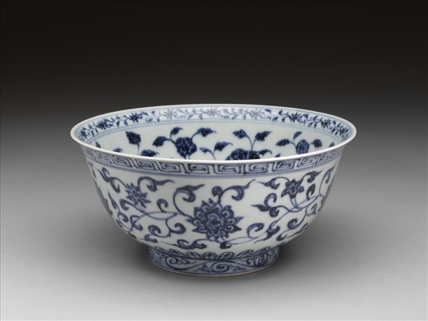 青花纏枝花卉紋碗