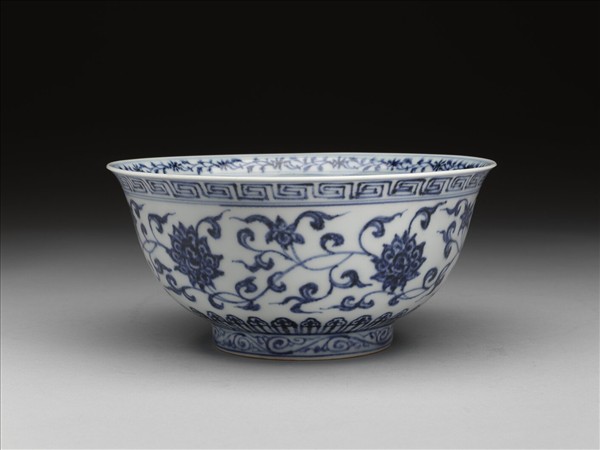 青花纏枝花卉紋碗