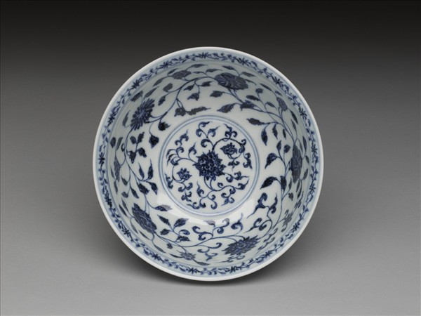 青花纏枝花卉紋碗
