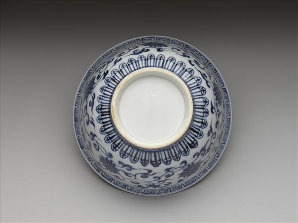 青花纏枝花卉紋碗