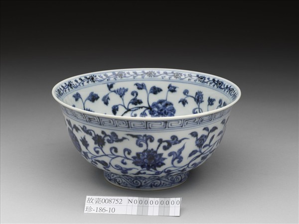 青花纏枝花卉紋碗