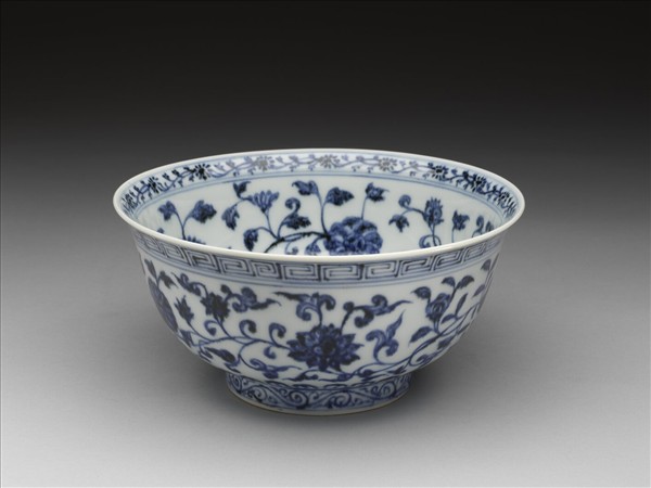 青花纏枝花卉紋碗