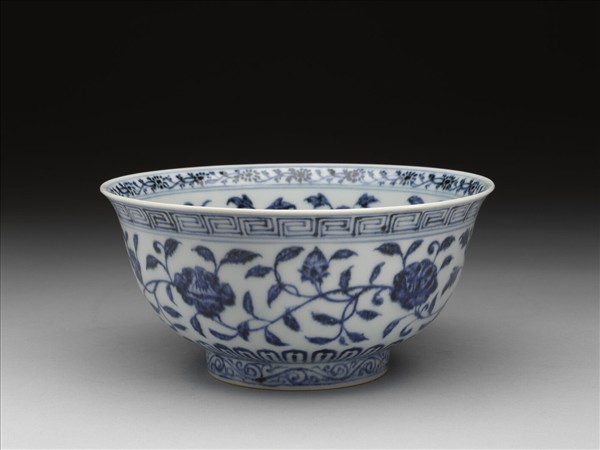 青花纏枝花卉紋碗