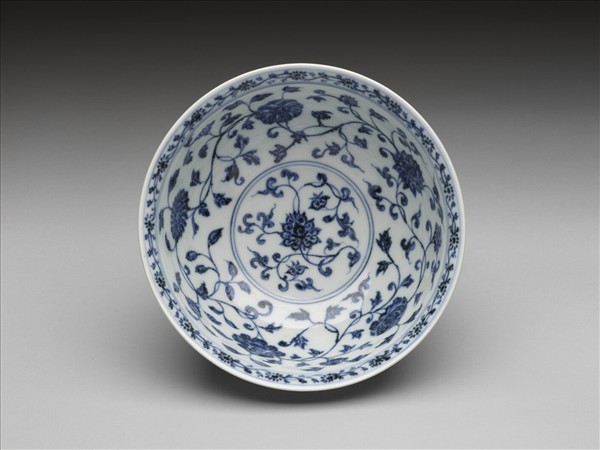 青花纏枝花卉紋碗
