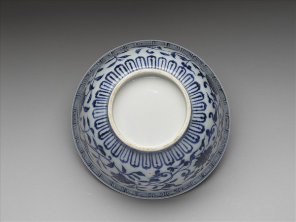 青花纏枝花卉紋碗