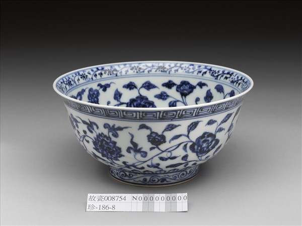 青花纏枝花卉紋碗