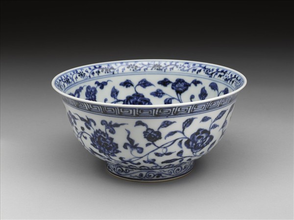 青花纏枝花卉紋碗