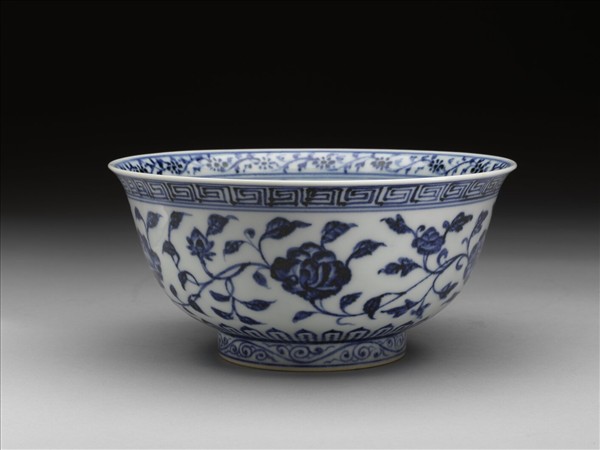 青花纏枝花卉紋碗
