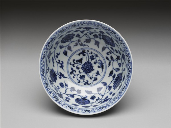 青花纏枝花卉紋碗