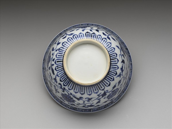 青花纏枝花卉紋碗