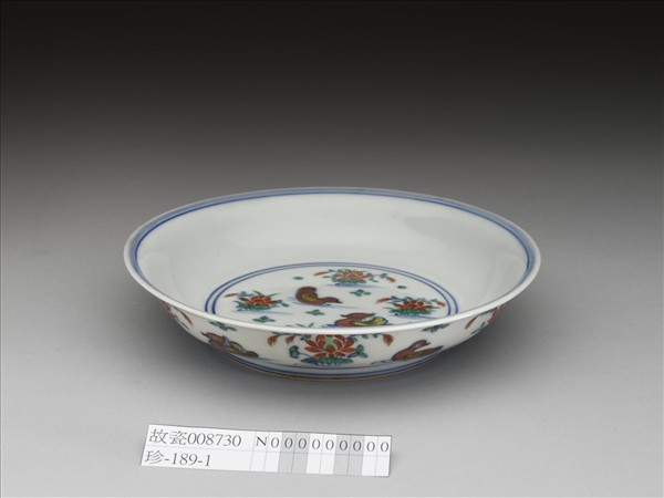 鬥彩蓮塘鴛鴦紋盤