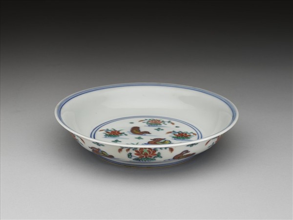 鬥彩蓮塘鴛鴦紋盤