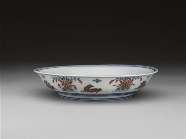 鬥彩蓮塘鴛鴦紋盤