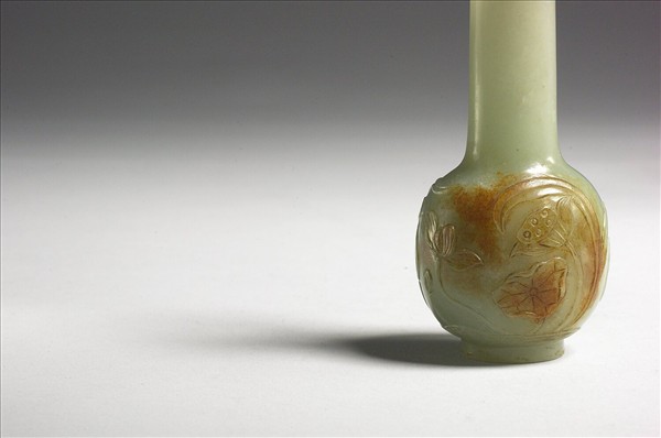 玉荷花紋瓶