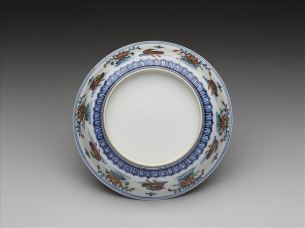 鬥彩蓮塘鴛鴦紋盤