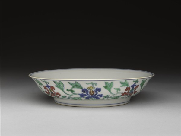 花卉款鬥彩番蓮紋盤