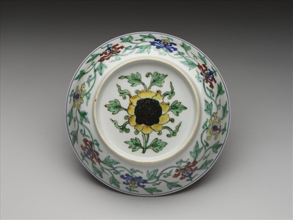 花卉款鬥彩番蓮紋盤