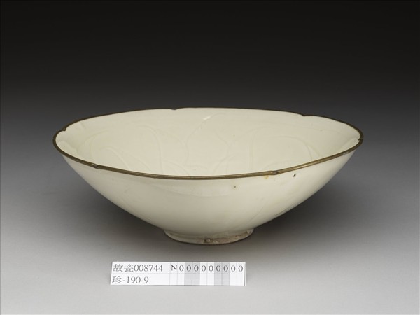 定窯 白瓷劃花牡丹紋葵口碗