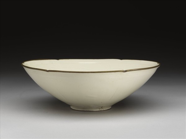 定窯 白瓷劃花牡丹紋葵口碗