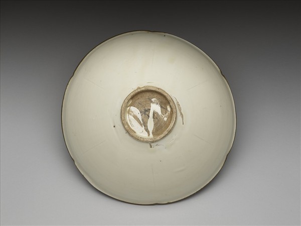 定窯 白瓷劃花牡丹紋葵口碗