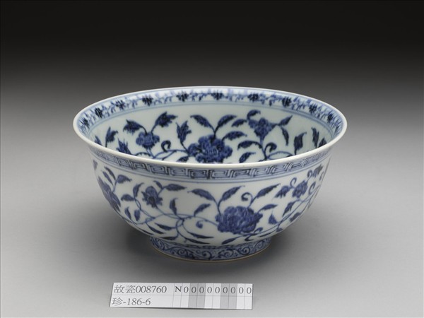 青花纏枝花卉紋碗