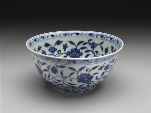 青花纏枝花卉紋碗