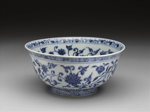 青花纏枝花卉紋碗