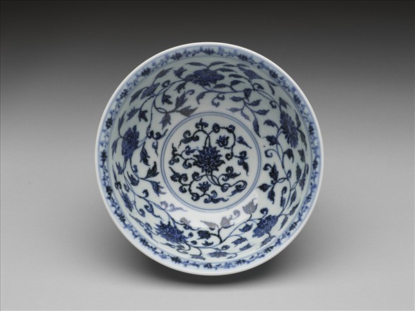 青花纏枝花卉紋碗