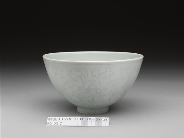 青白瓷花卉紋碗