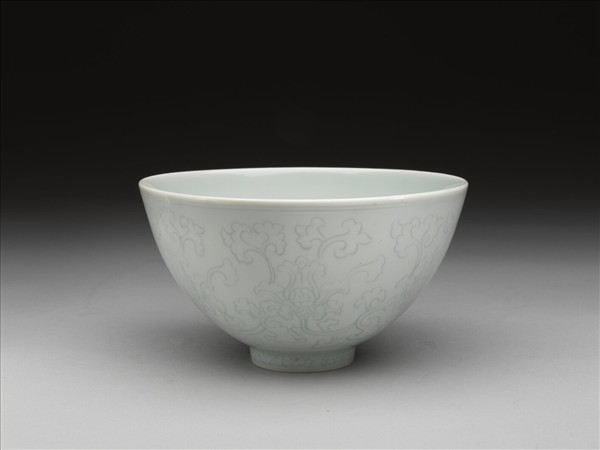 青白瓷花卉紋碗