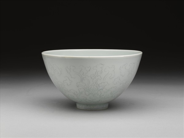 青白瓷花卉紋碗