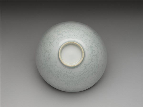 青白瓷花卉紋碗