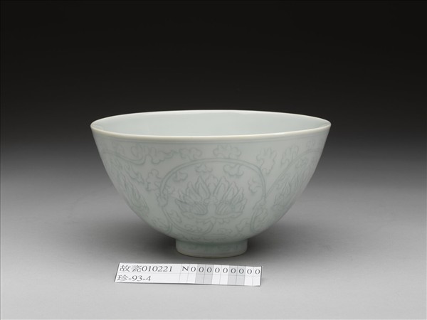 青白瓷花卉紋碗