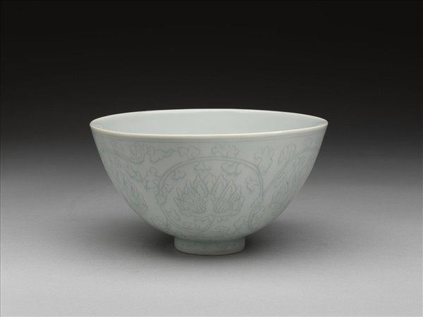 青白瓷花卉紋碗