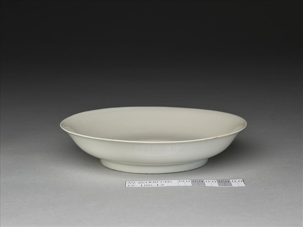 甜白釉劃花蓮花紋盤