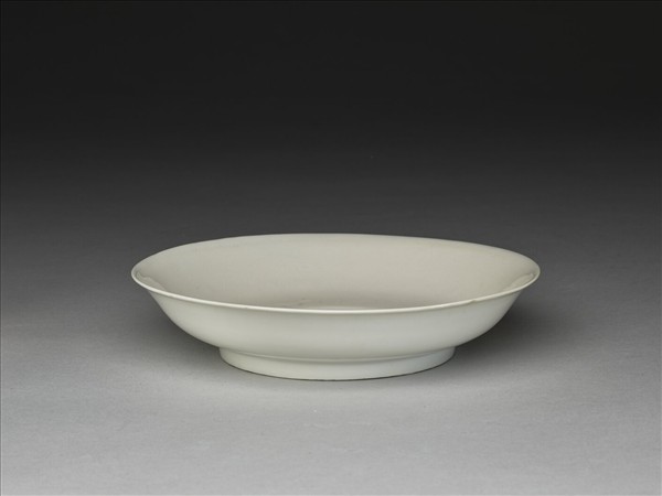 甜白釉劃花蓮花紋盤